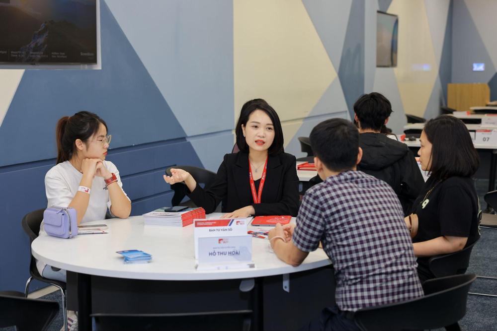 Các yếu tố chính ảnh hưởng đến mức lương nhân viên vận tải, bao gồm vị trí, kinh nghiệm, kỹ năng, bằng cấp, quy mô công ty, địa điểm, hiệu suất và tình hình kinh tế.