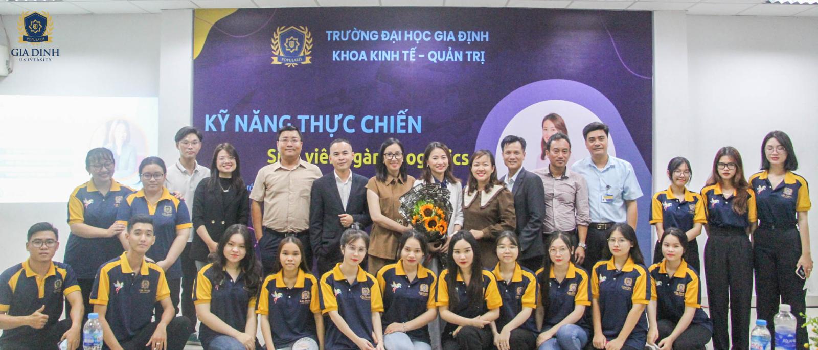 Câu lạc bộ logistics sinh viên giao lưu chia sẻ kinh nghiệm thực tế về ngành.