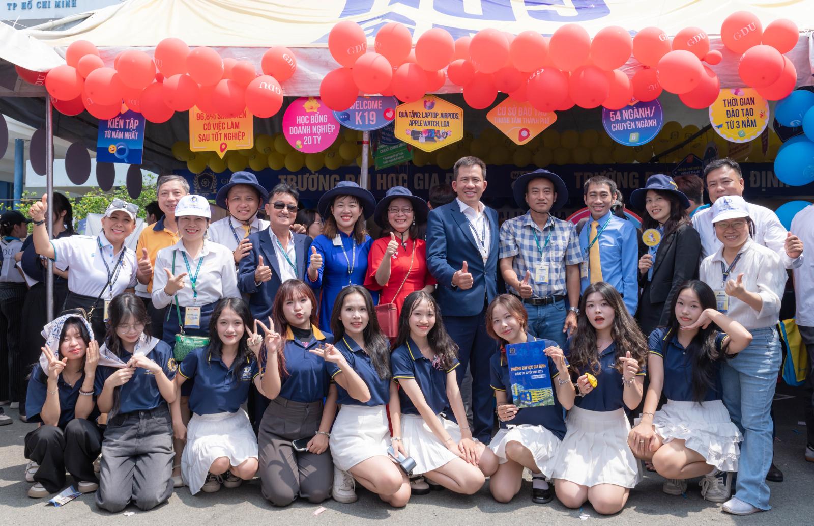 Chuyên gia tận tâm tư vấn hướng nghiệp, giải đáp thắc mắc cho sinh viên tại hội thảo