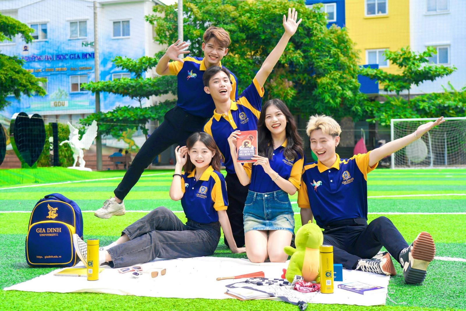 Cơ sở vật chất hiện đại cho chương trình học logistics, bao gồm phòng học, phòng thí nghiệm và thư viện.