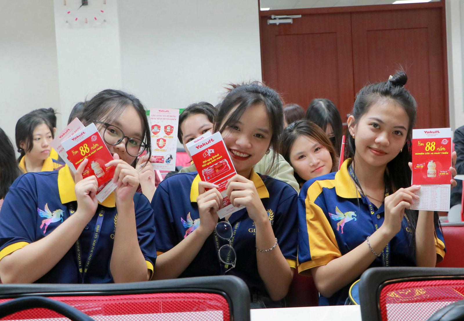 Điện thoại thông minh với các thành phần đến từ nhiều quốc gia khác nhau, minh họa chuỗi cung ứng toàn cầu