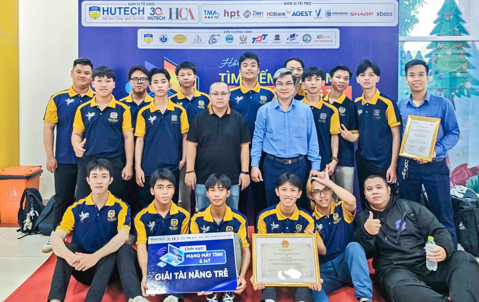 Đội thi sinh chuỗi cung ứng: Làm việc nhóm hiệu quả, chia sẻ kiến thức, hợp tác giải quyết vấn đề, sáng tạo giải pháp.