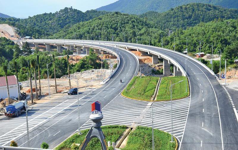 Thực trạng và triển vọng của dự án nâng cao dịch vụ logistics tại Việt Nam, bao gồm phát triển cơ sở hạ tầng, hoàn thiện chính sách, đào tạo nhân lực và ứng dụng công nghệ.