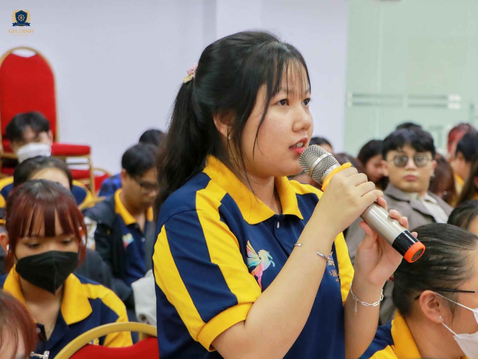 Giảng viên chia sẻ kinh nghiệm thực tế với sinh viên trong buổi học