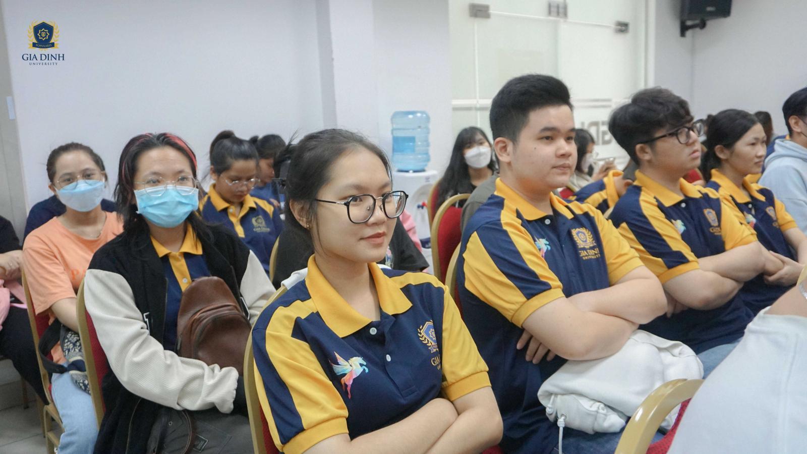 Giảng viên logistics chia sẻ kinh nghiệm thực tế cho sinh viên trong buổi học