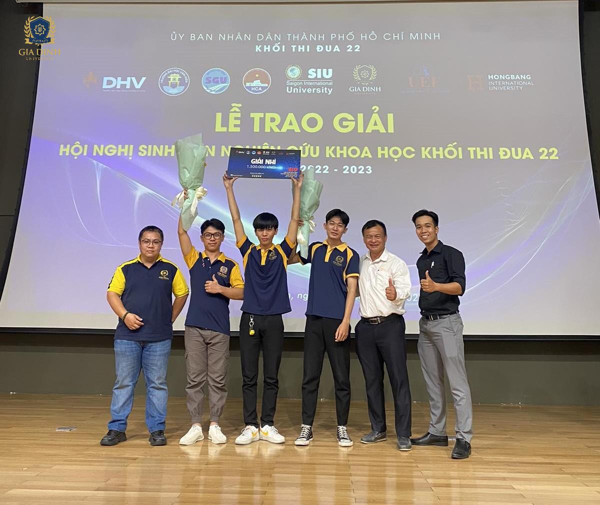 Học sinh sinh viên tham gia hội thảo hướng nghiệp để tìm hiểu thông tin