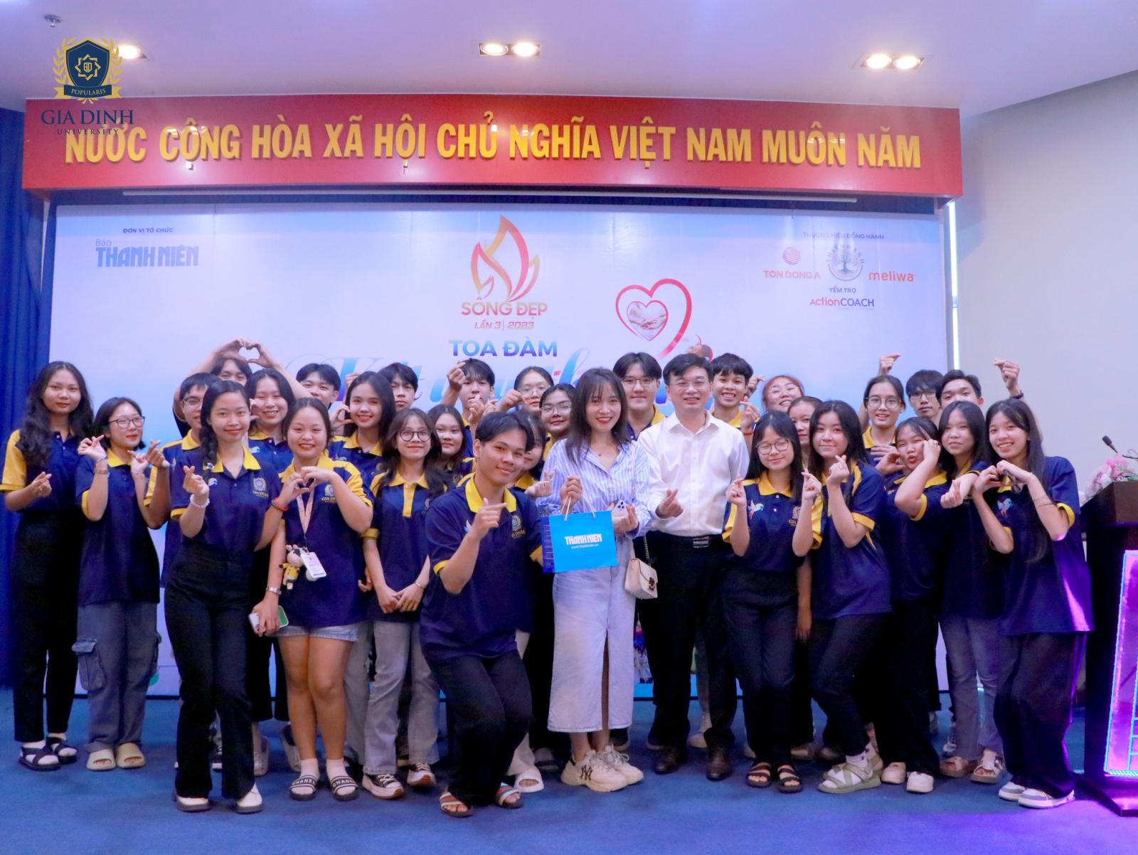 Mô tả mối quan hệ hợp tác lâu dài giữa hai doanh nghiệp, thể hiện sự tin tưởng và hỗ trợ lẫn nhau.