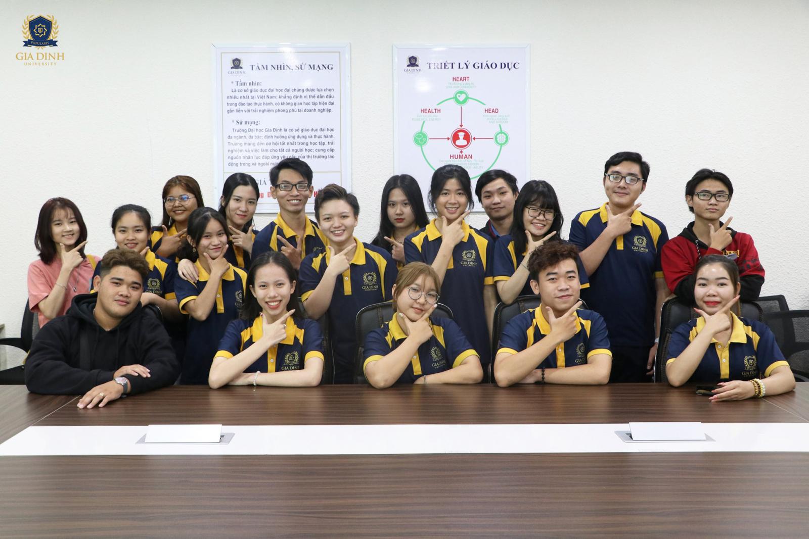 Những người tham gia hội thảo quản trị chuỗi cung ứng kết nối và trao đổi thông tin trong giờ giải lao