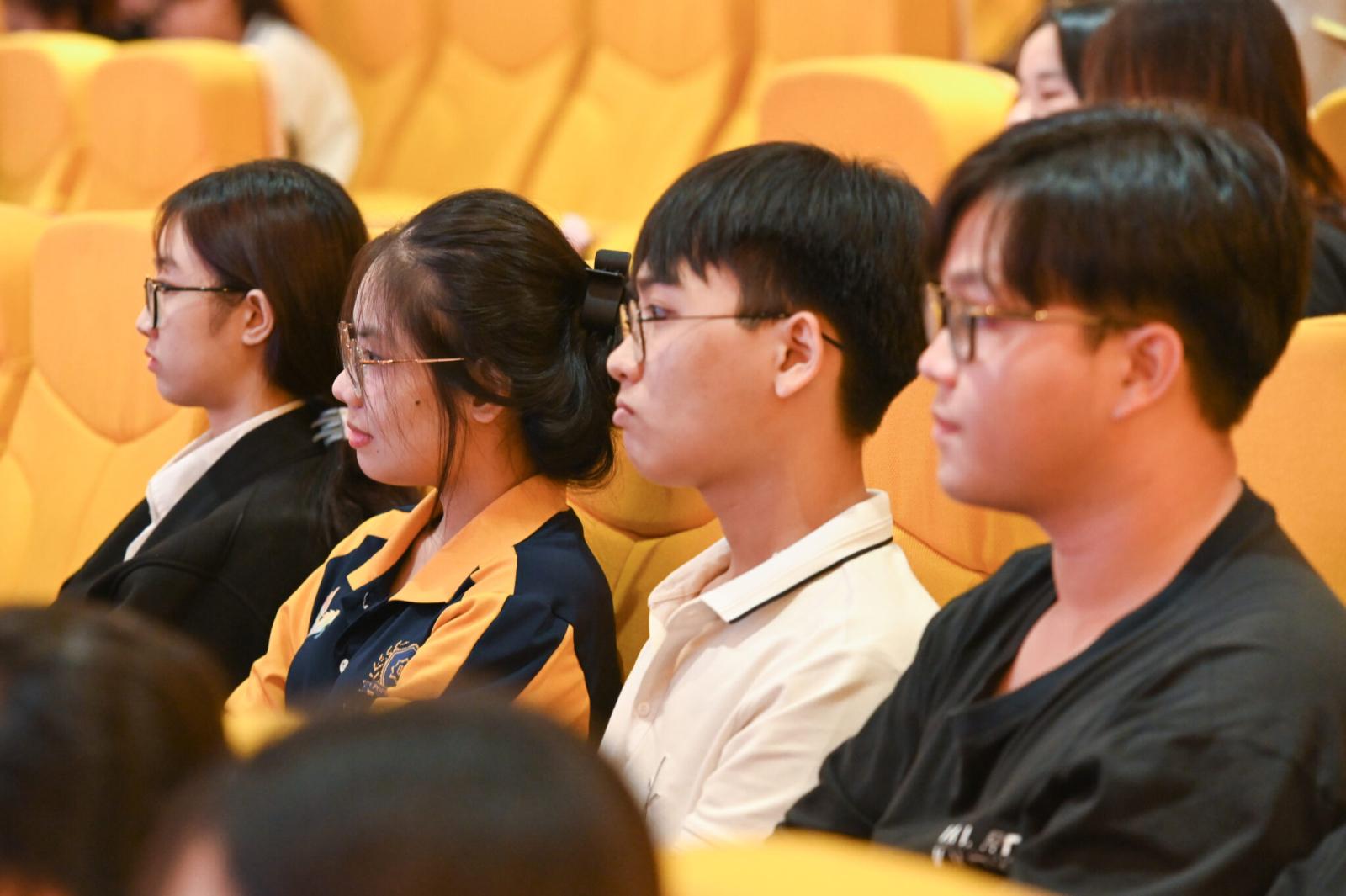 Kỹ năng giao tiếp hiệu quả là yếu tố then chốt để giải quyết các tình huống thực tế trong công việc