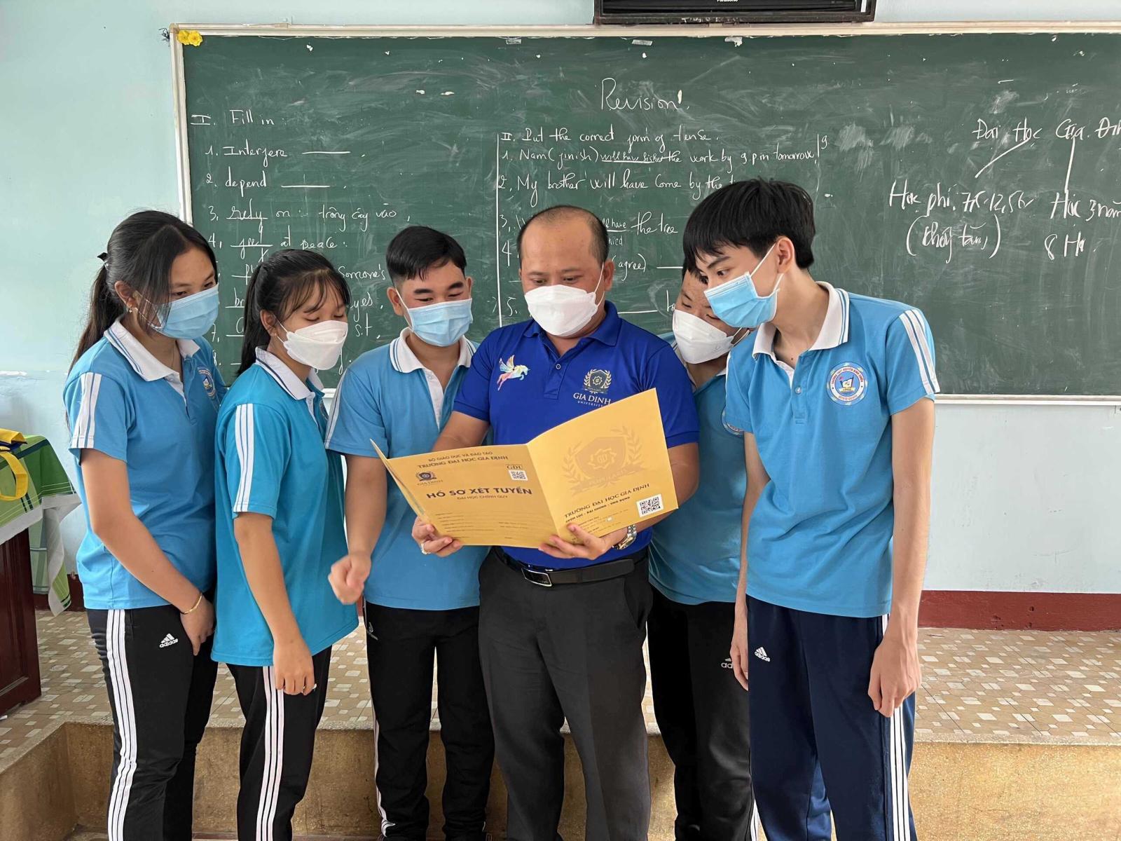 nhân viên dịch vụ khách hàng logistics giao tiếp qua điện thoại, giải đáp thắc mắc