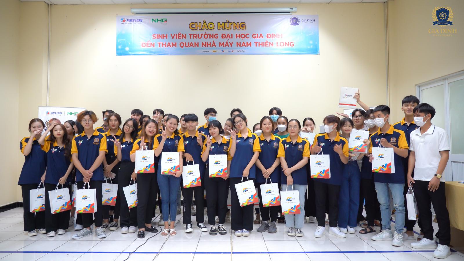 Nhân viên giao nhận chứng từ cẩn thận kiểm tra và đối chiếu chứng từ trước khi giao nhận