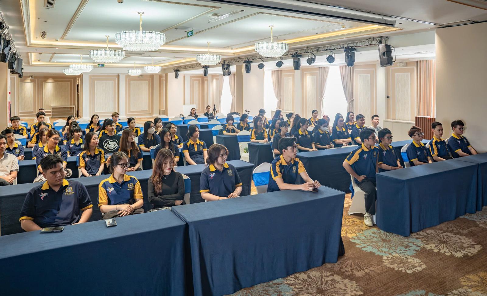 Nhân viên học hỏi từ trải nghiệm thực tế: phát triển toàn diện.