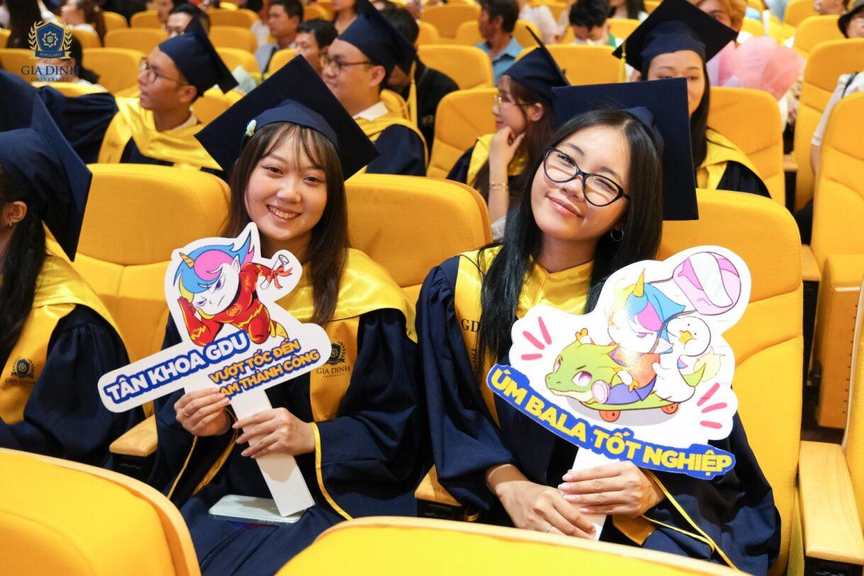 Nhân viên kho đang làm việc trong kho hàng