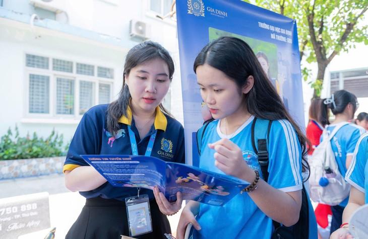 hình ảnh kho bãi hiện đại với hệ thống quản lý tự động