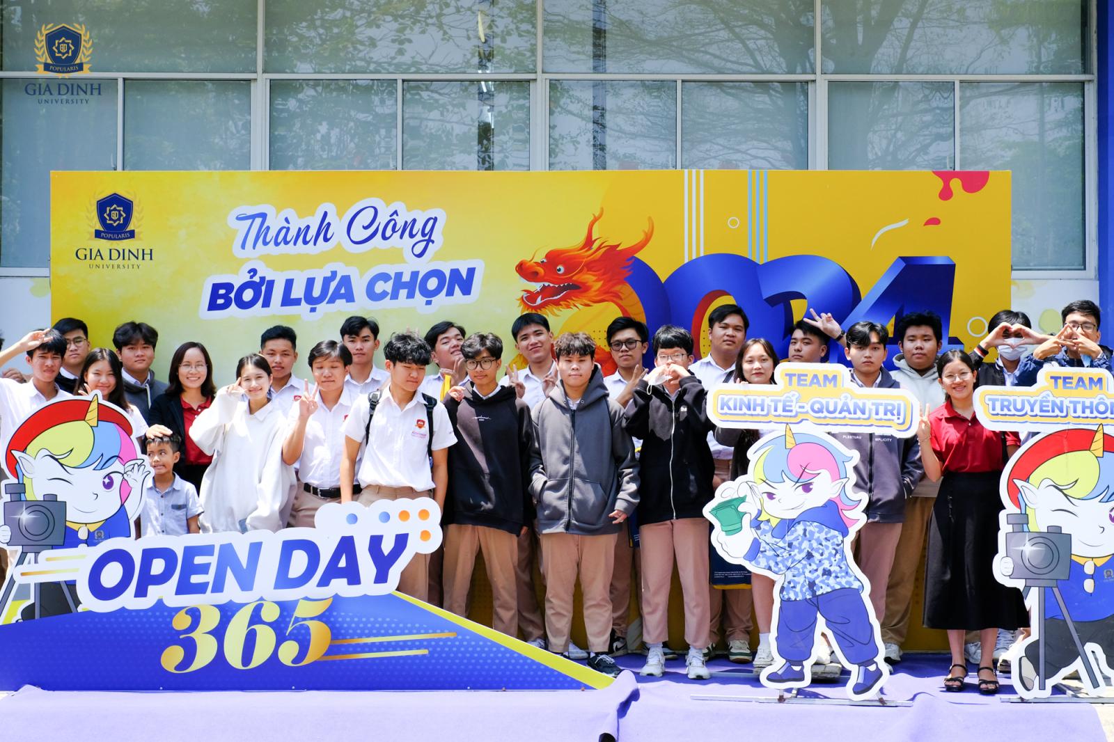 Sinh viên đặt câu hỏi cho diễn giả tại một talkshow về logistics