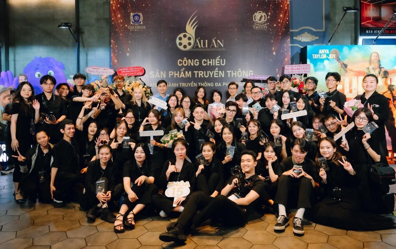 Hình ảnh sinh viên logistics đi thực tế