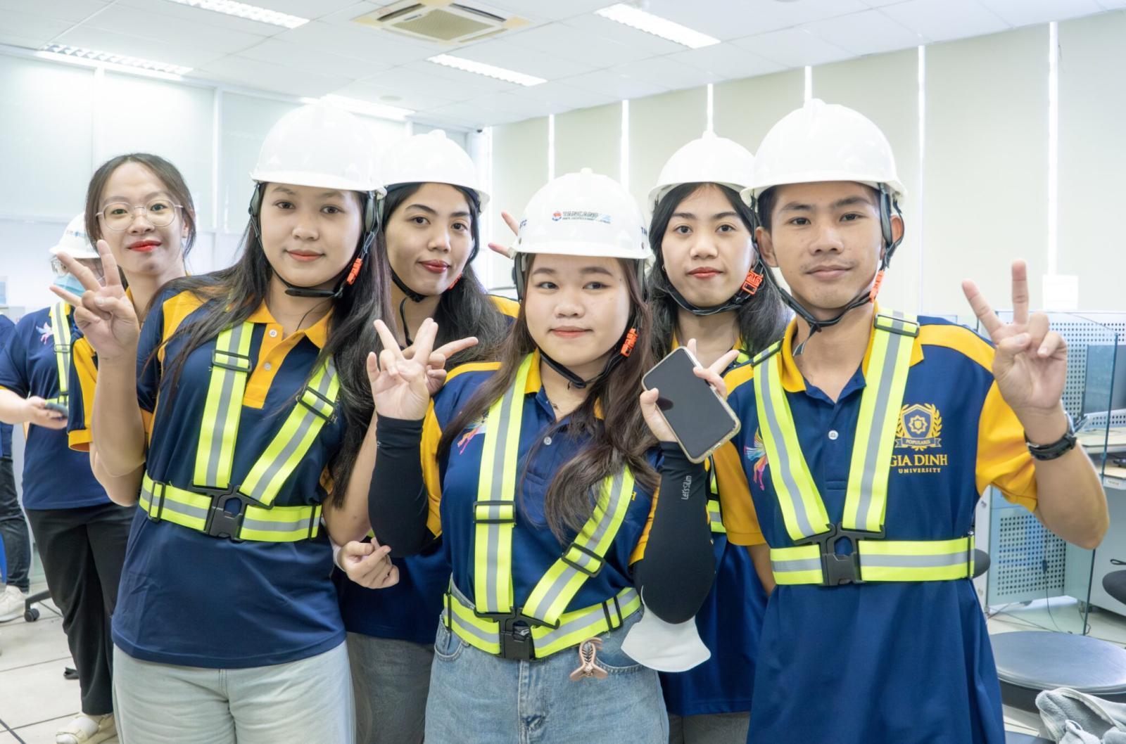 Sinh viên logistics thảo luận nhóm và giải quyết tình huống thực tế