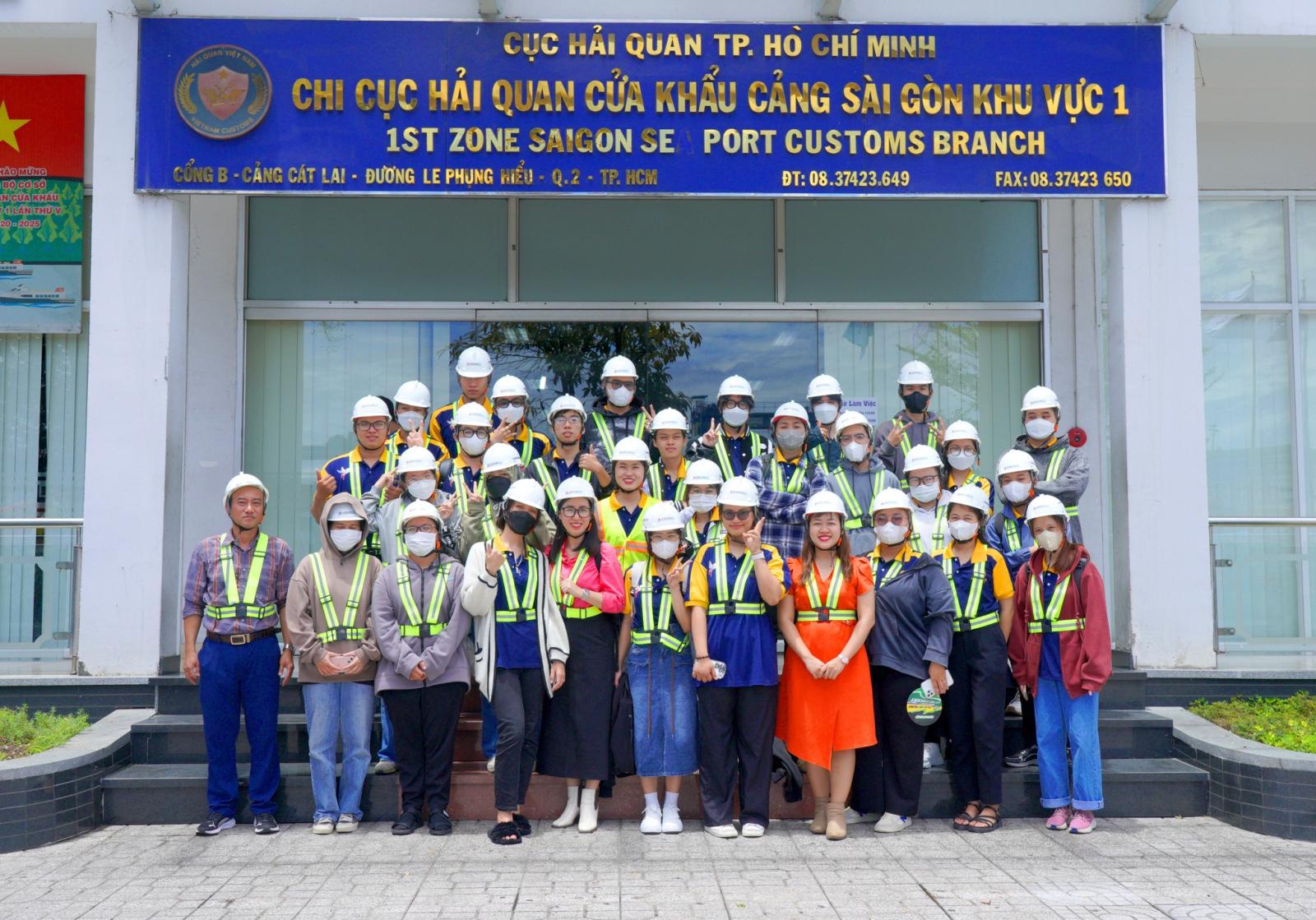 Sinh viên logistics hào hứng học tập, thể hiện sự đam mê với ngành nghề