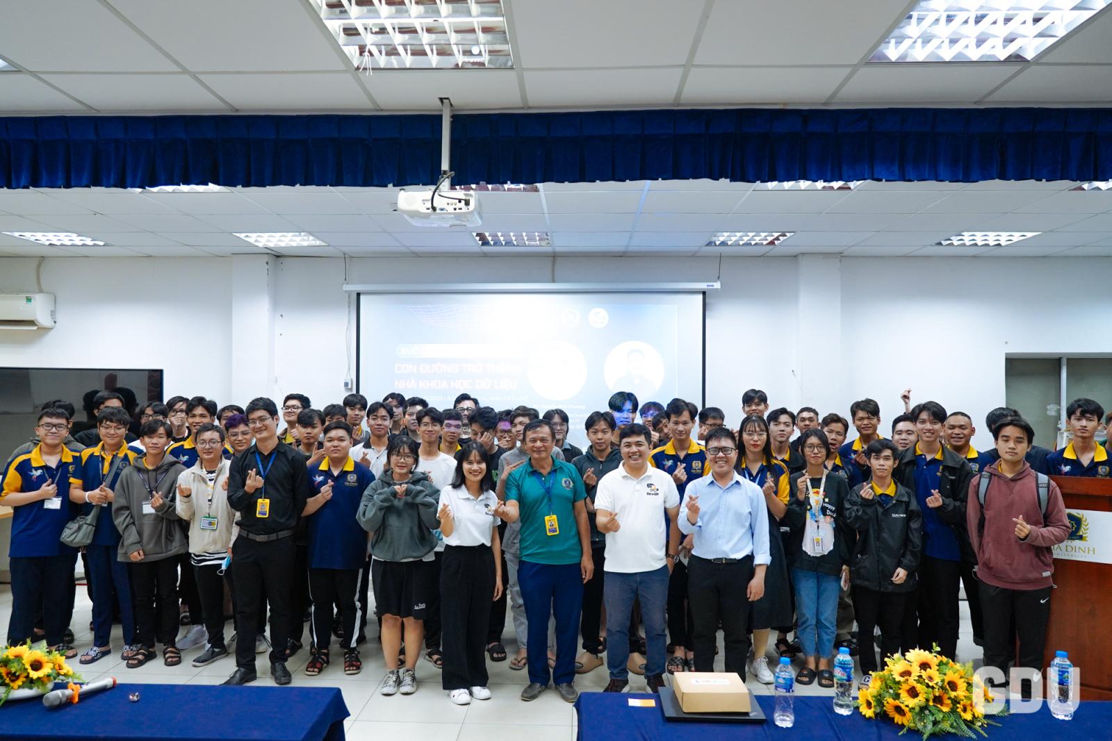 Sinh viên logistics đặt câu hỏi và trao đổi với đại diện doanh nghiệp trong buổi tham quan