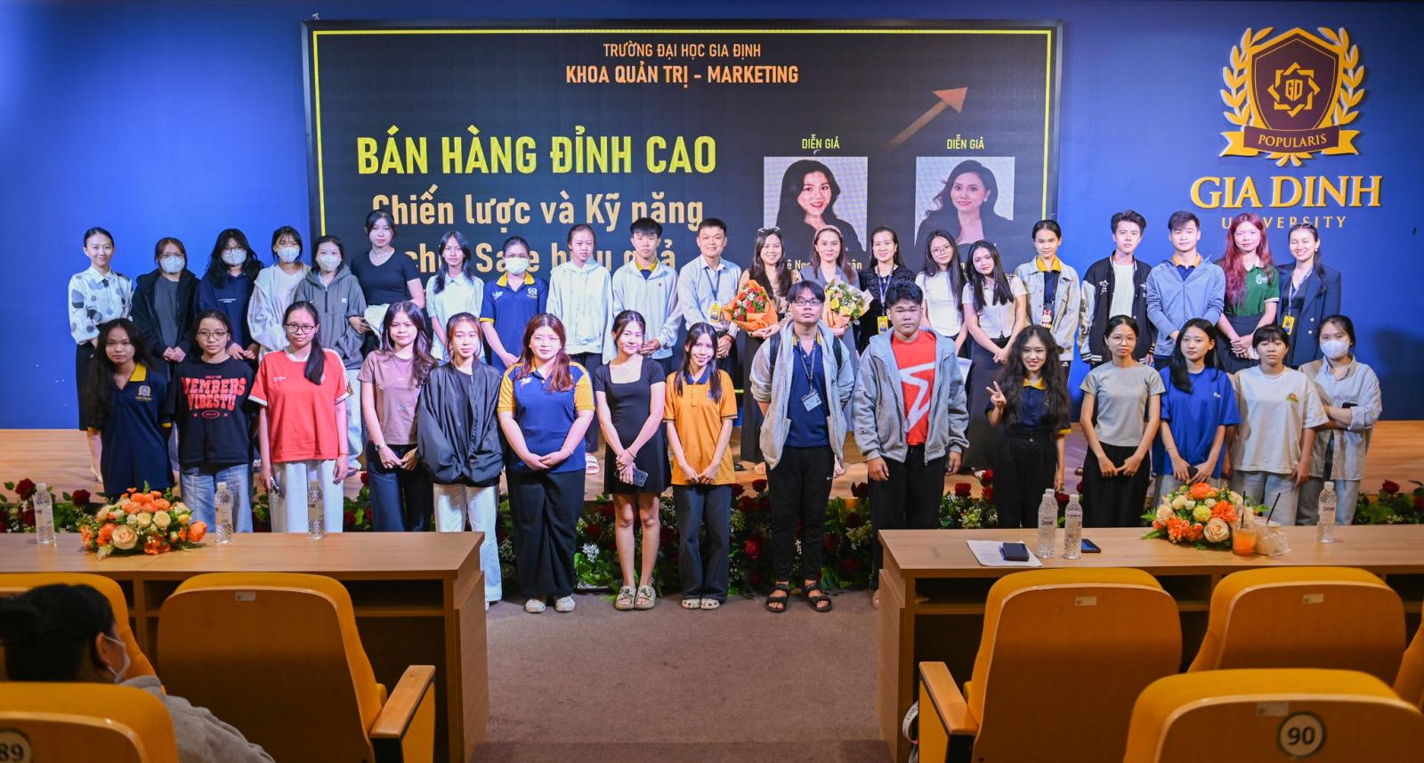 Sinh viên logistics thảo luận ý tưởng trong buổi học nhóm.