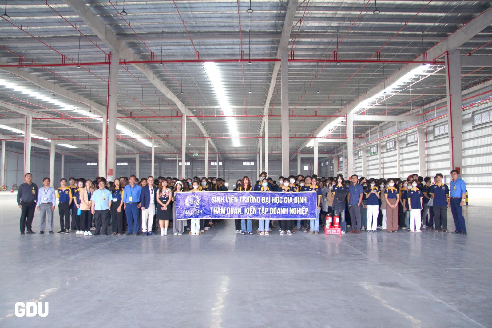 Sinh viên logistics tham quan kho hàng thực tế tại doanh nghiệp