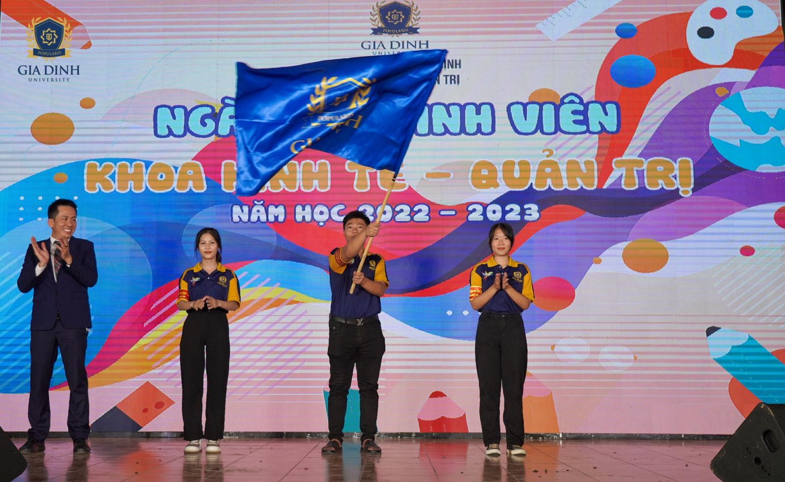 Sinh viên logistics tích cực thảo luận nhóm để giải quyết các bài tập và dự án thực tế