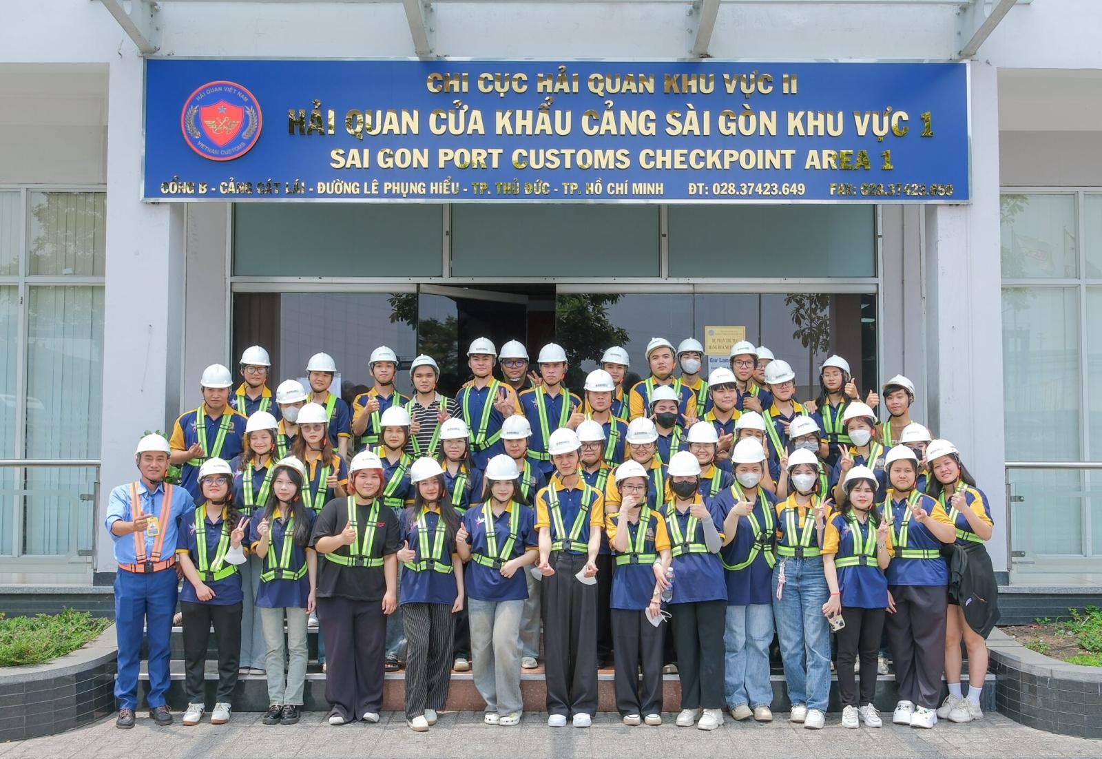 Sinh viên logistics thực tập tại một công ty logistics