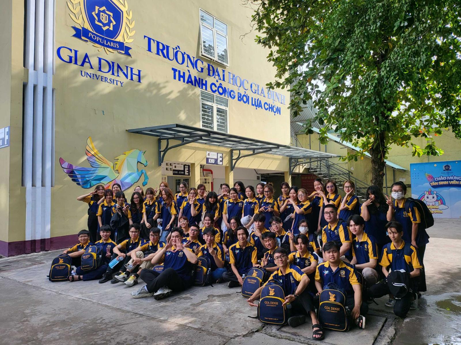 Sinh viên logistics năng động, sáng tạo học tập trong giờ học thực tế