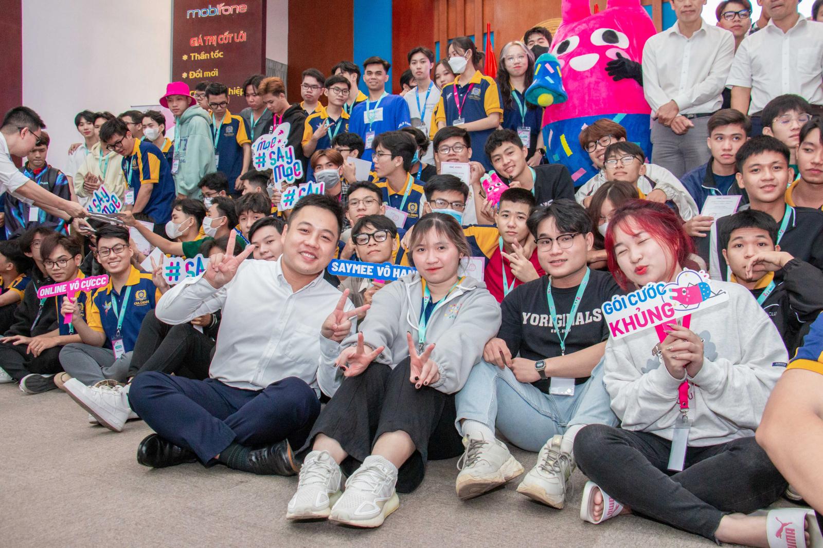 Sinh viên logistics tự tin thuyết trình trước đám đông, thể hiện khả năng giao tiếp tốt