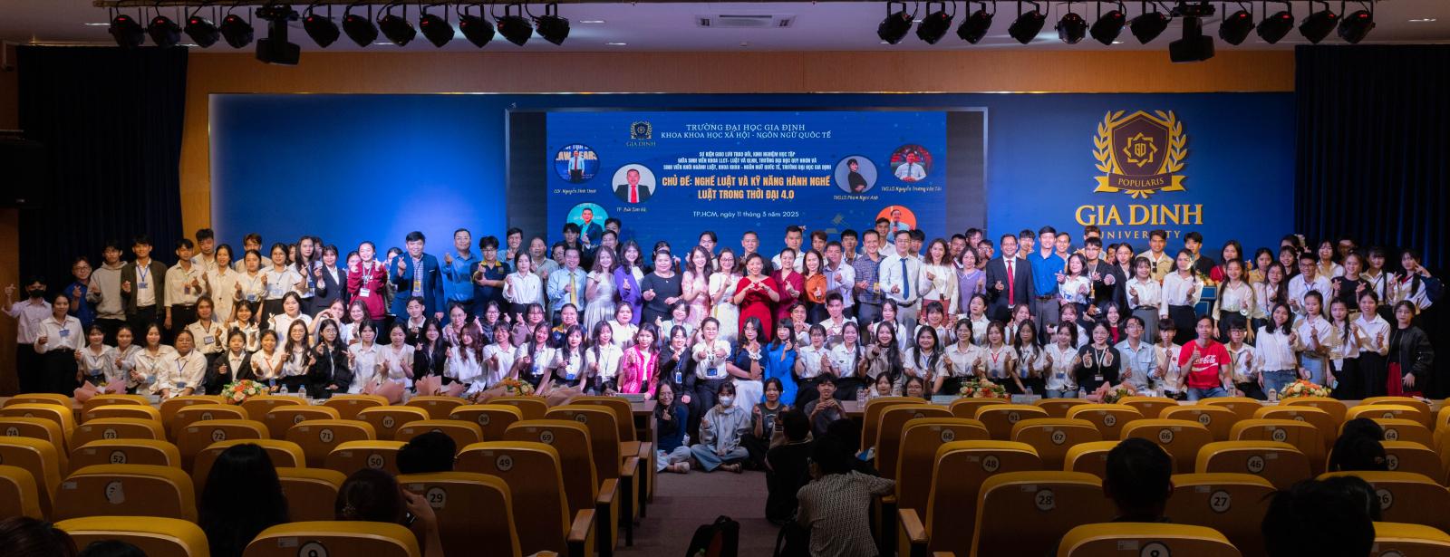 Sinh viên và nhà tuyển dụng gặp gỡ, trao đổi thông tin tại hội thảo việc làm