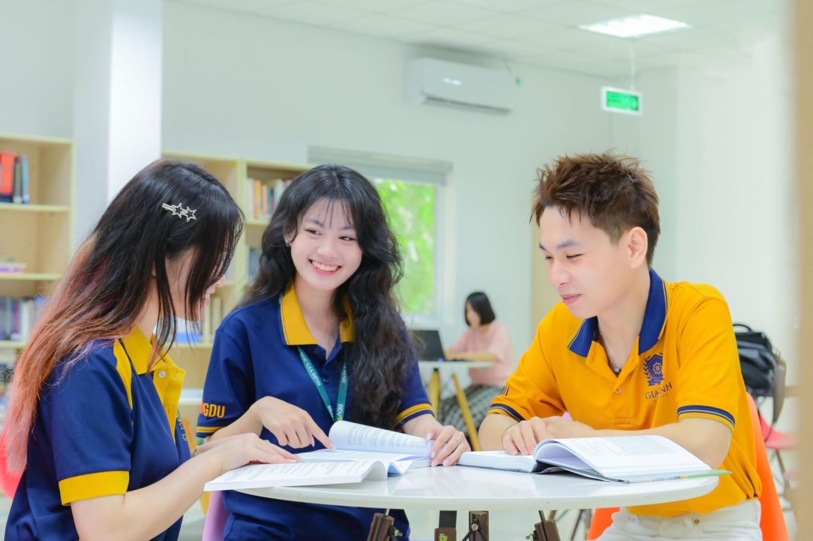 Sinh viên tích cực thảo luận nhóm để tìm ra giải pháp cho tình huống thực tế trong lớp học