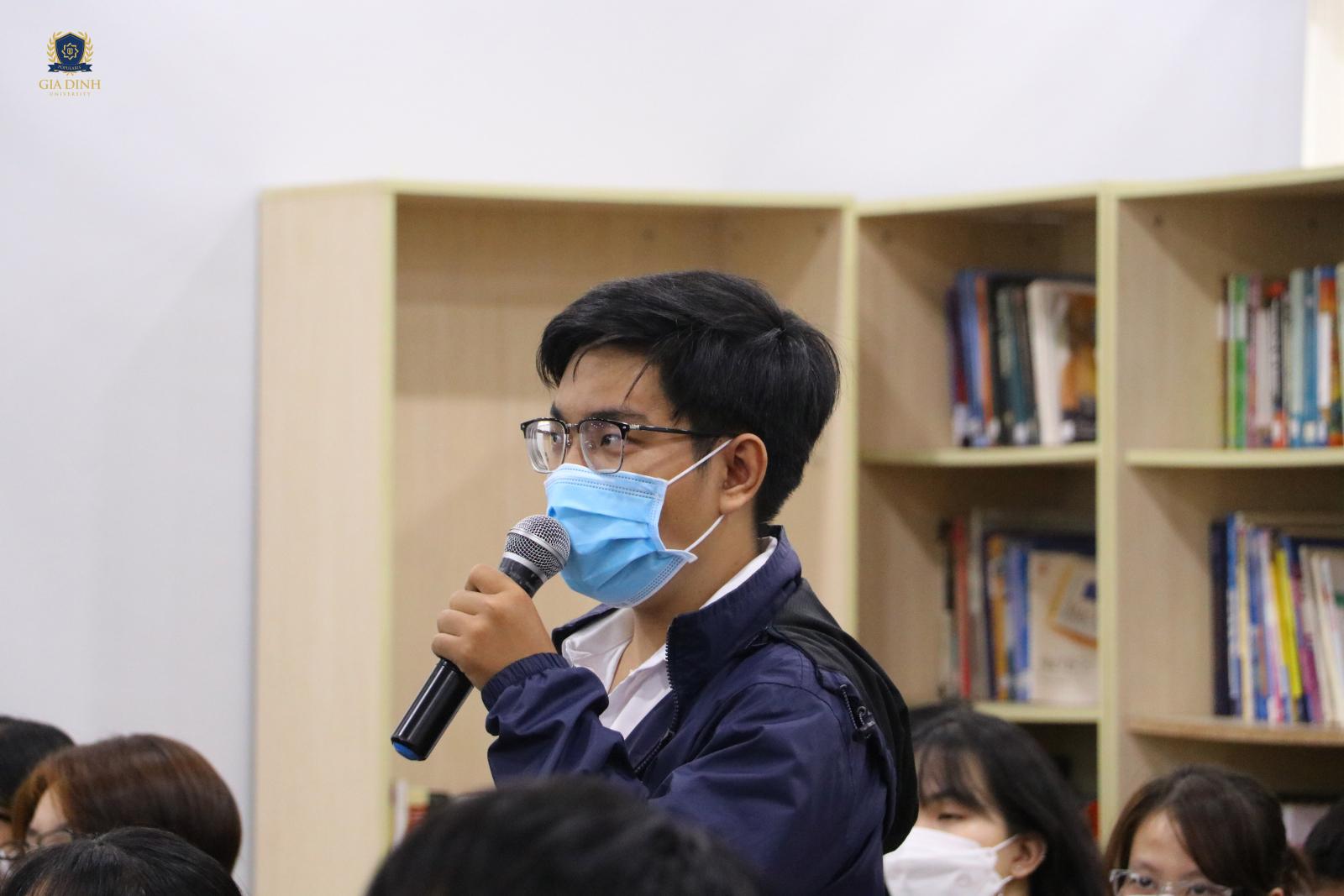 Sinh viên trang phục lịch sự, tự tin tham gia hội thảo việc làm, thể hiện sự chuyên nghiệp