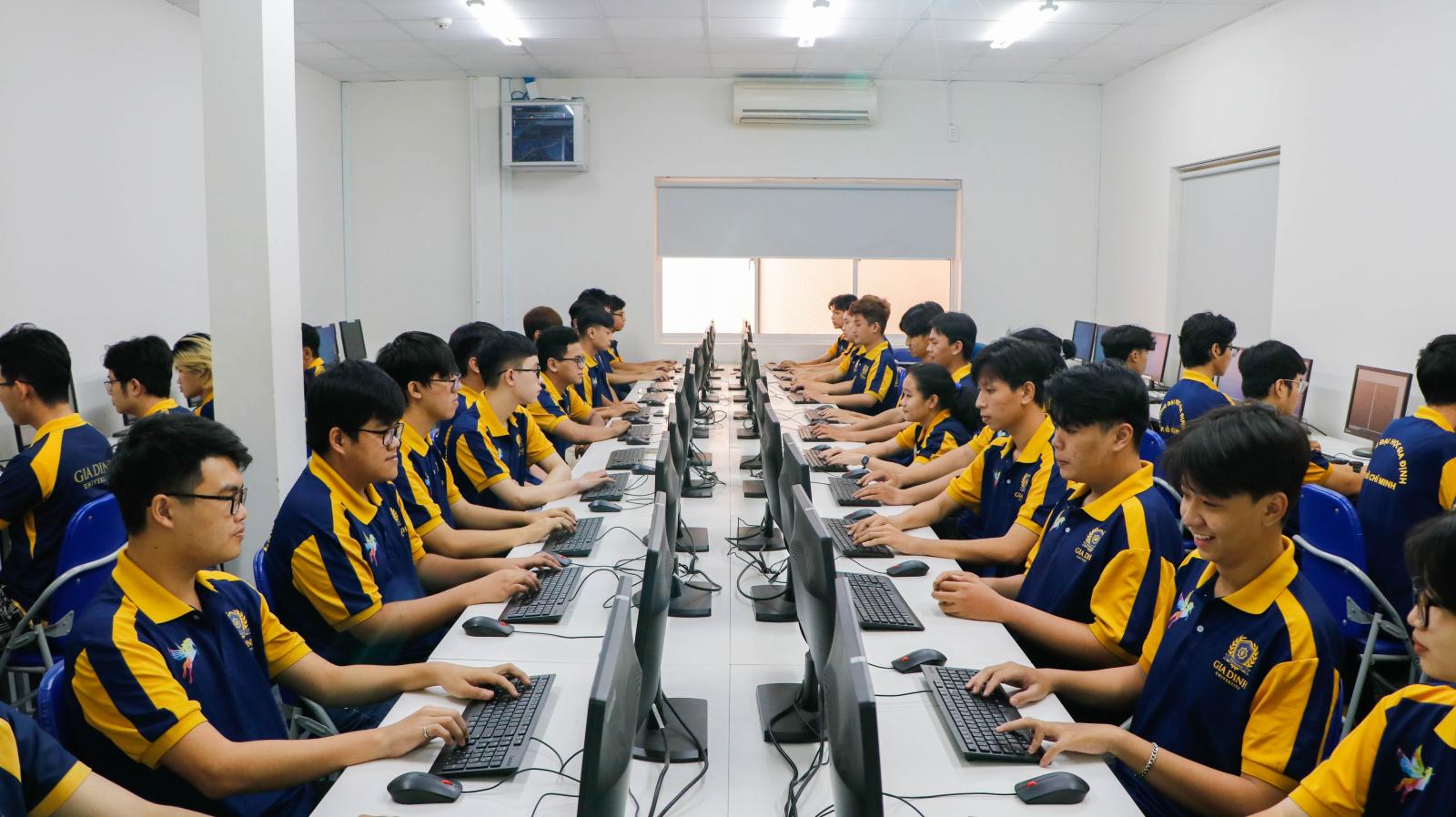 So sánh công việc của nhân viên nhập hàng và thủ kho trong kho hàng