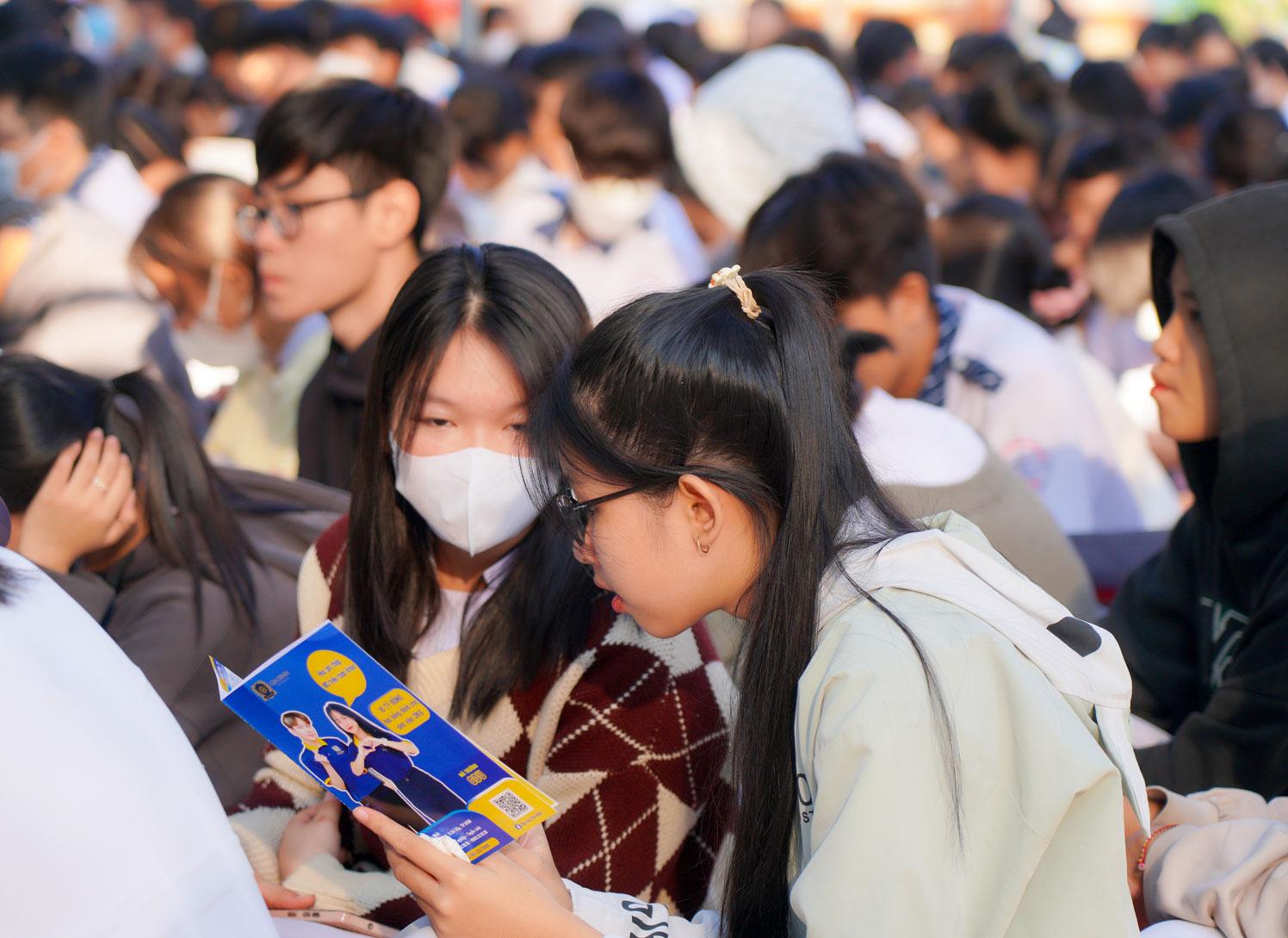 Ứng dụng VR trong đào tạo: trải nghiệm thực tế ảo.