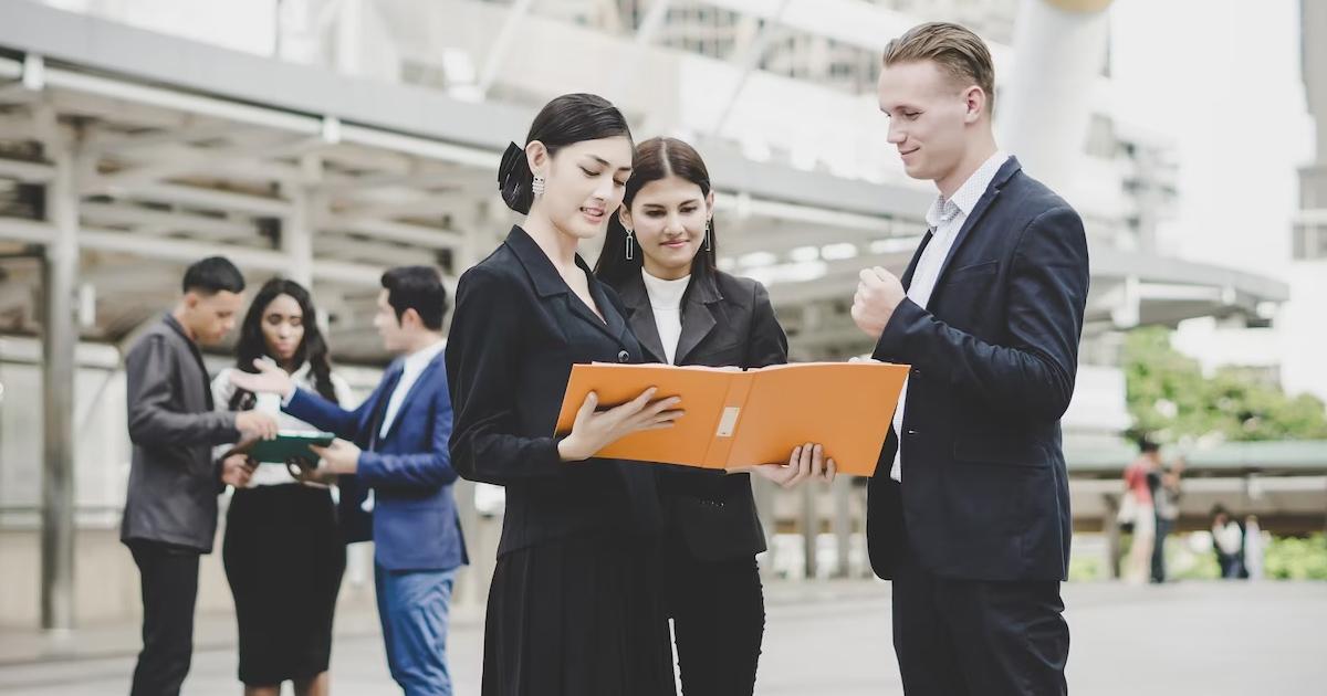 Các yếu tố ảnh hưởng đến thành công của chương trình đào tạo giao tiếp logistics, bao gồm sự ủng hộ của lãnh đạo, sự cam kết của học viên và chất lượng của giảng viên.